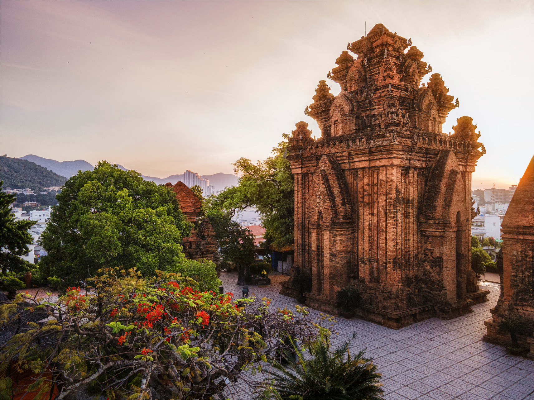 Tháp Bà Ponagar Nha Trang: Địa điểm du lịch văn hoá cổ Chăm Pa